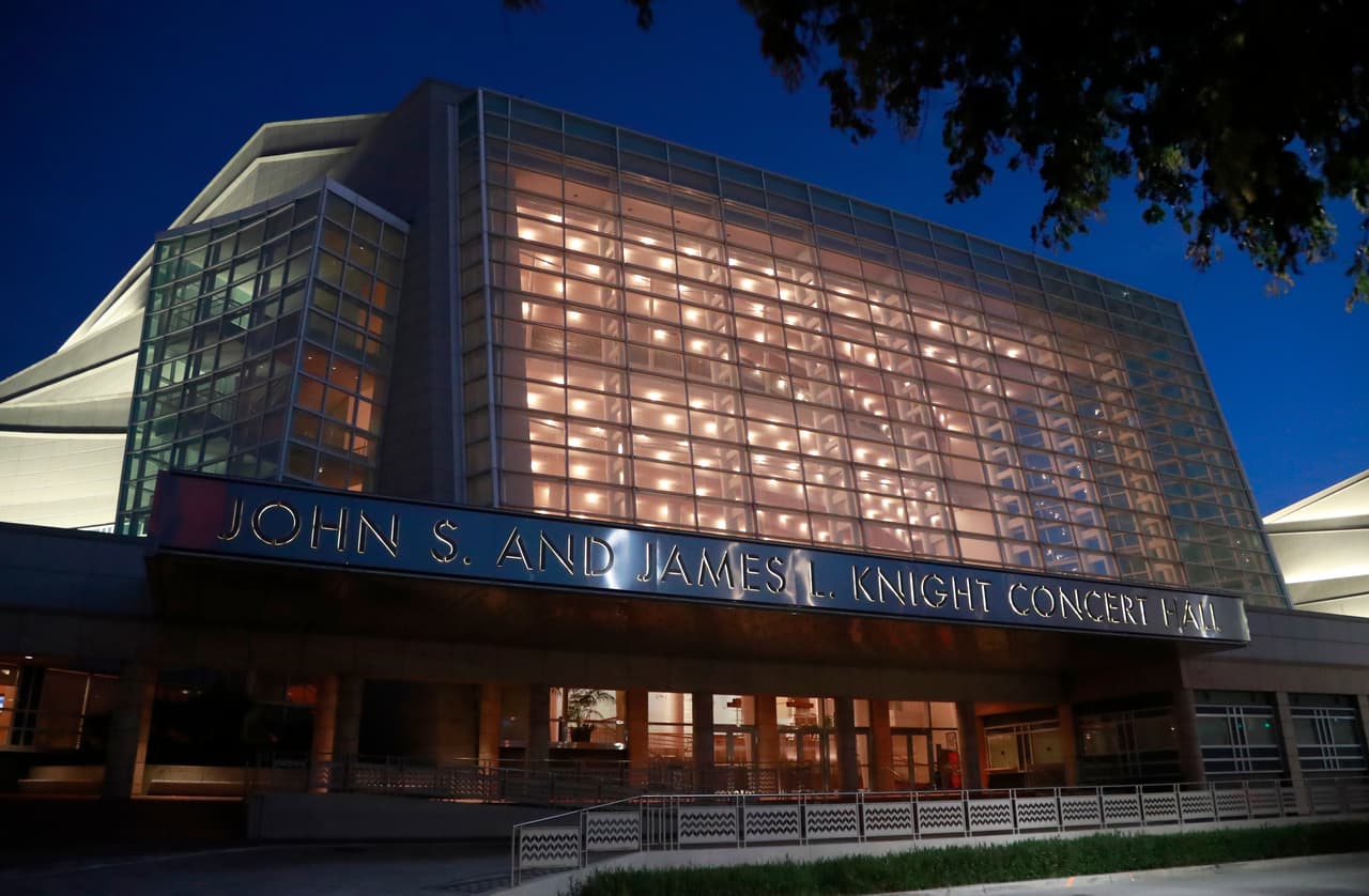 El tráfico hacia el norte por el Adrienne Arsht Center, será redirigido al noreste de la primera avenida. Se mantiene el acceso a la I-395. 
<br>