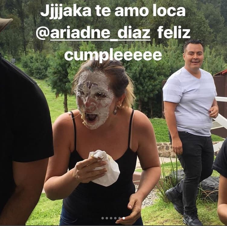 Ariadne enlistó a cada uno de los amigos que aparecen empujándola y juró venganza: "Cecilia Galeano desde el extremo abalanzándose sobre mi y Gabriela Carrillo que cargó a Diego para despistar... a todos ustedes ya les llegará su pastelazo".