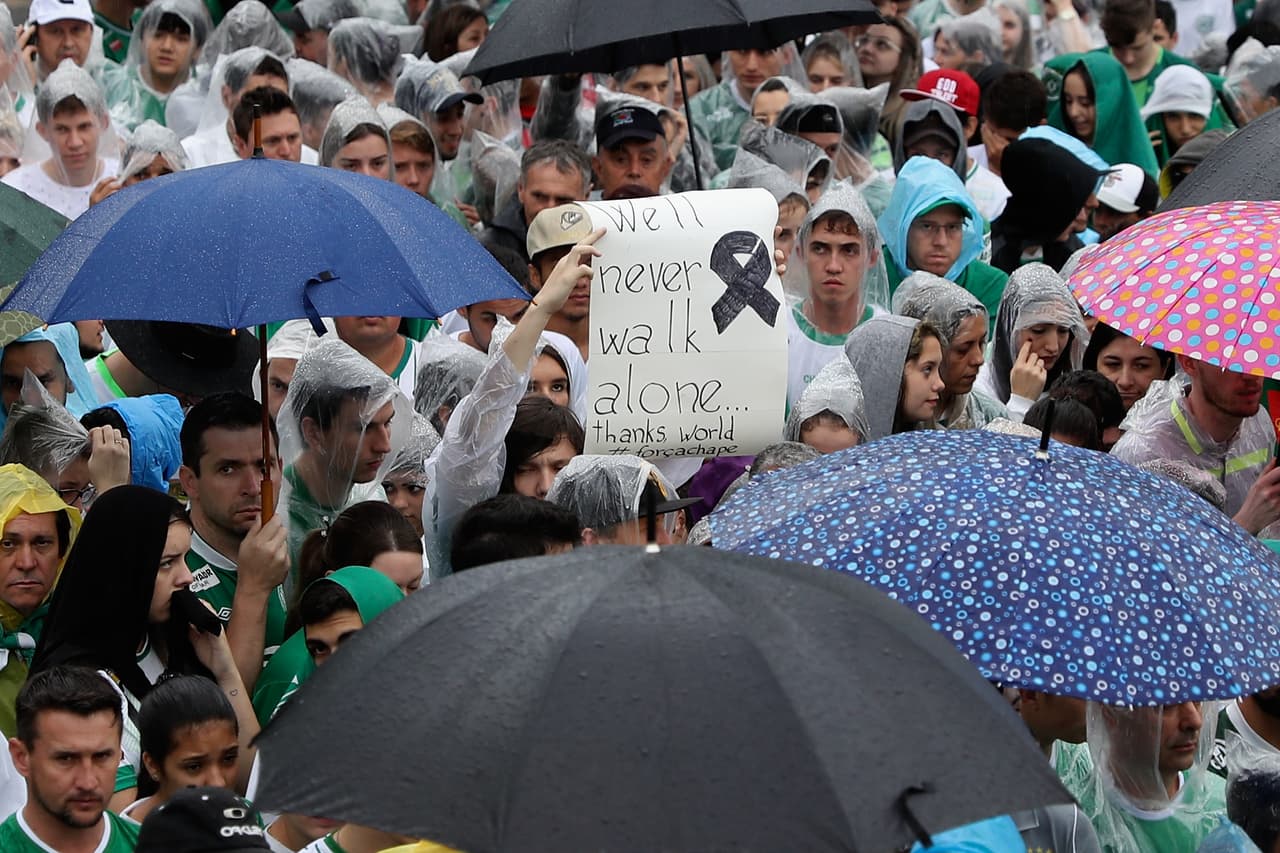 Los aficionados acuden al estadio para rendir homenaje a las víctimas.