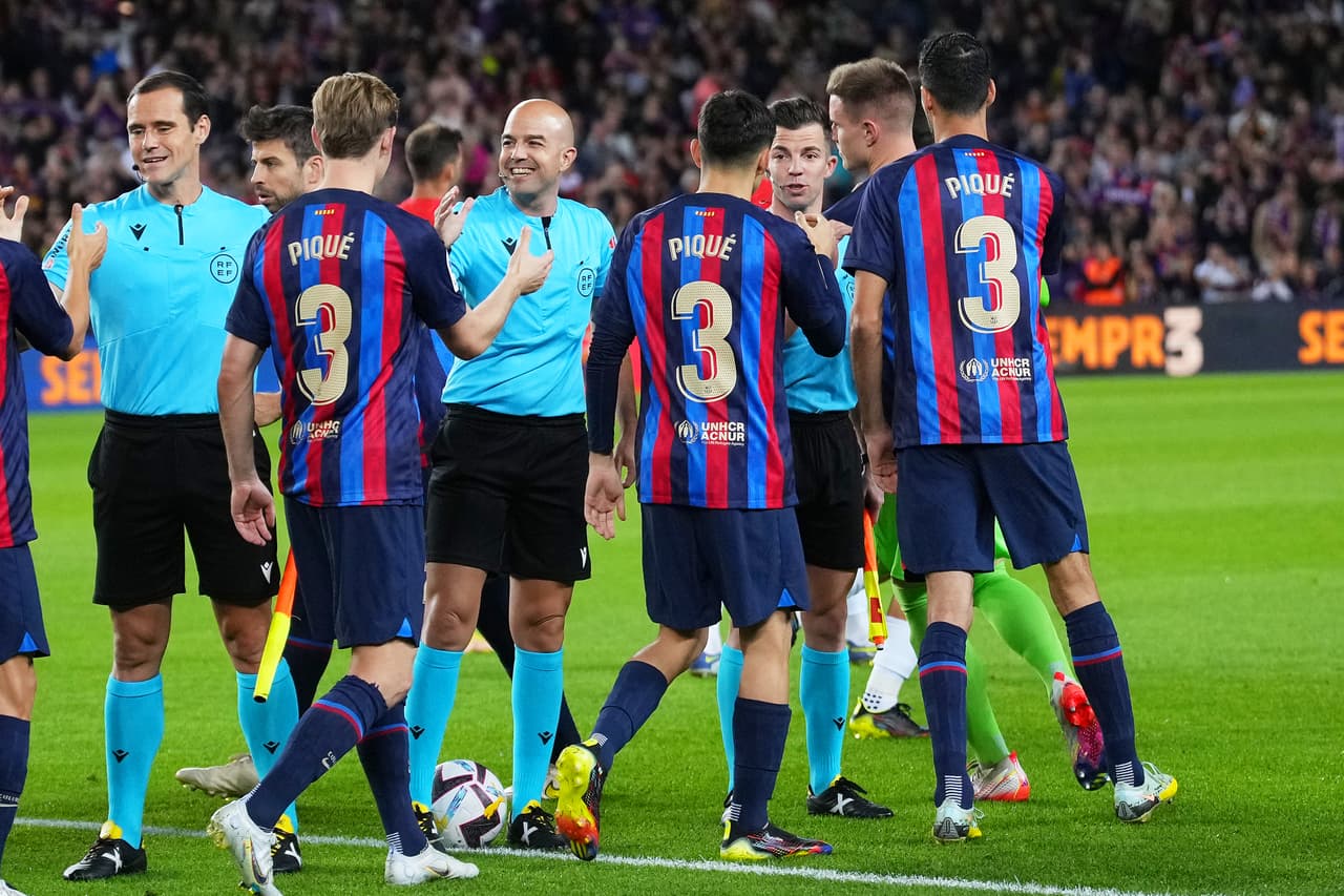 Jugadores del Barcelona realizan homenaje a Gerard Piqué en su último partido con el Barcelona 