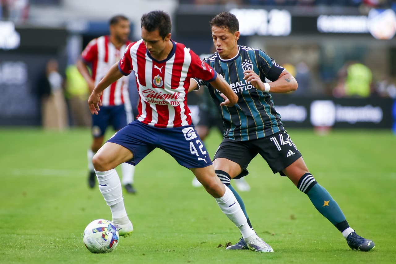 Chicharito y LA Galaxy confirmaron el mal momento de unas Chivas que siguen sin saber anotar y que otra vez se cansaron de fallar hasta que la defensa no pudo con la definición de Joveljic y un gran disparo de Pérez.
