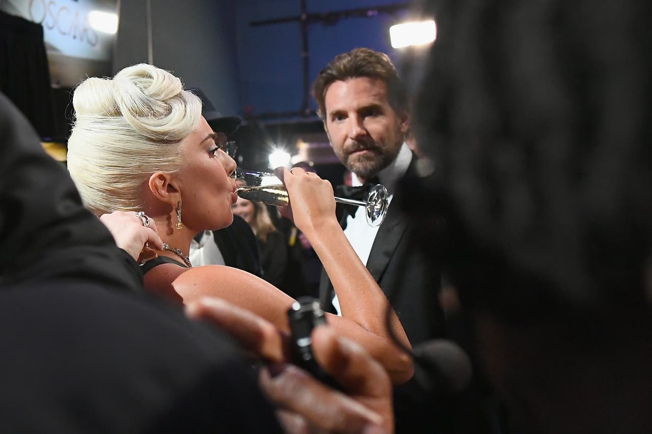 Otra 
<b><a href="https://www.usmagazine.com/celebrity-news/news/bradley-cooper-lady-gaga-rumors-were-difficult-for-irina-shayk/" target="_blank">fuente consultada</a> </b>por US Weekly, afirmó que Lady Gaga "se siente muy mal" por el rompimiento de Irina y Bradley.