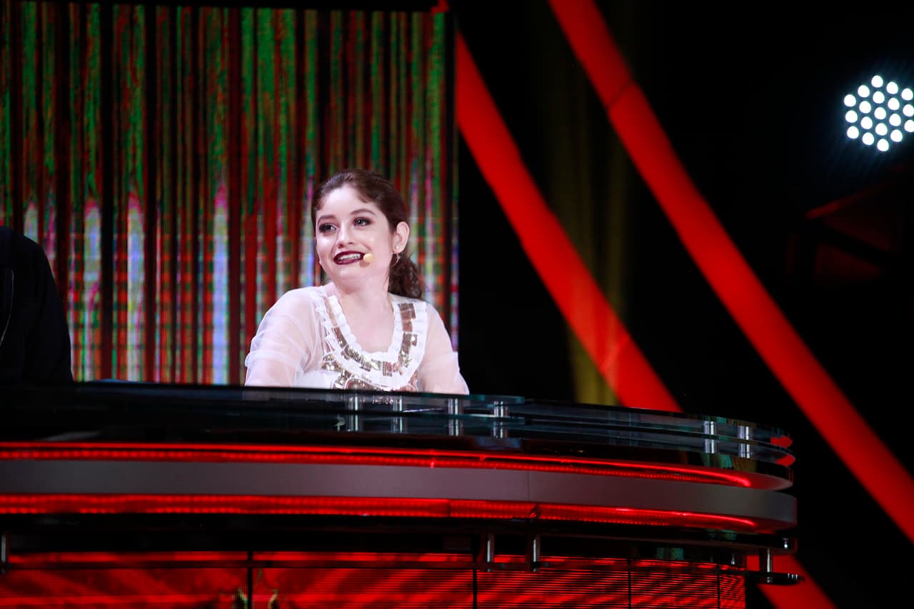 "Me gusta que el maquillaje se vea natural y a la vez arreglado. Esta vez fue diferente y me pinté los labios porque quería imponer un poco. Además, el vestuario blanco permite jugar un poco con el color”.