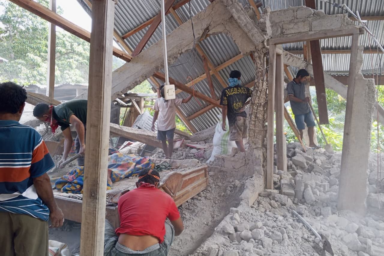 Al menos 40 muertos y edificios derrumbados tras un terremoto de magnitud 7.7 frente a Indonesia
