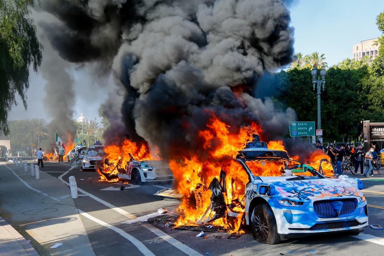 Imágenes y video de los carros Waymo incendiados circulan en redes sociales. Muchos muestran las llamas ardiendo sobre los vehículos.
