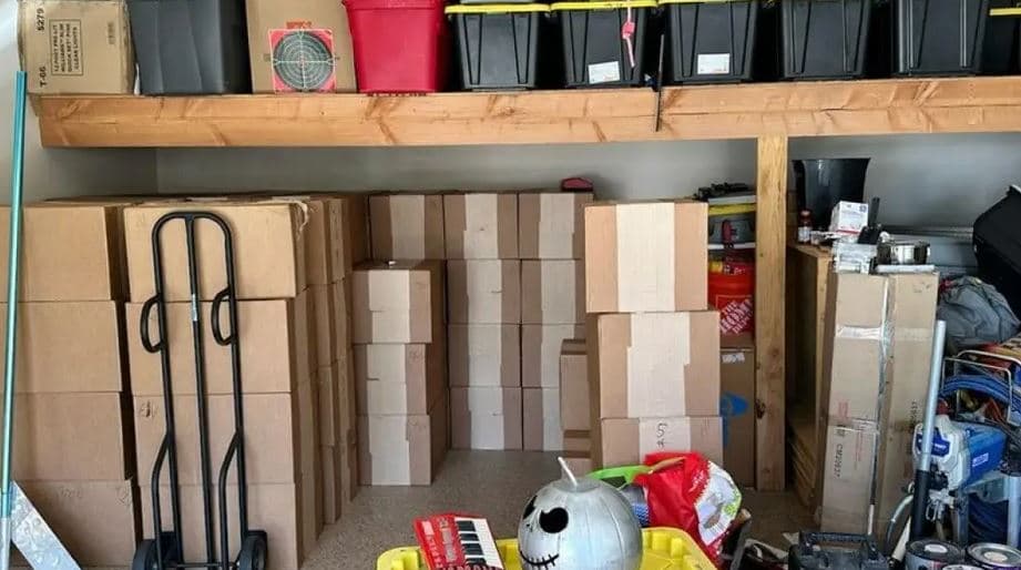 A fines del mes pasado, los funcionarios observaron que alguien sacaba tres cajas pesadas de la casa y las metía en un vehículo. Posteriormente, los funcionarios registraron el vehículo y descubrieron 66 kilogramos de cocaína y más de 3550 libras de metanfetamina en cajas dentro del garaje de la casa.