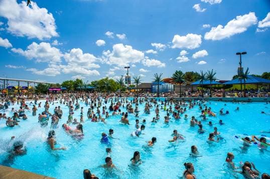 Tsunami Bay Wave Pool: la alberca de olas más grande en Illinois.