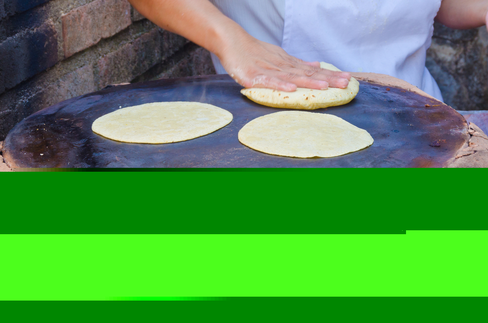 Es necesario que calientes el comal a fuego mediano (375°F), ya para hacer las gorditas, mezcla la masa, la harina blanca, el polvo de hornear y la sal. Añade la manteca vegetal y el agua. Amásala hasta que todos los ingredientes estén bien mezclados y puedas formar una bola. Divide la masa en 14 bolas. No olvides mantener la masa cubierta.