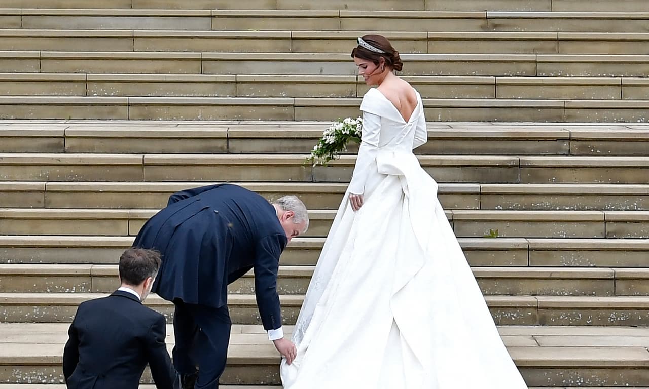 La princesa Eugenie lució en su boda el 12 de octubre un vestido de los diseñadores británicos Peter Pilotto y Christopher De Vos y su traje fue muy aplaudido por los críticos, así como la tiara de esmeraldas que le prestó la reina de Inglaterra, Isabel II.