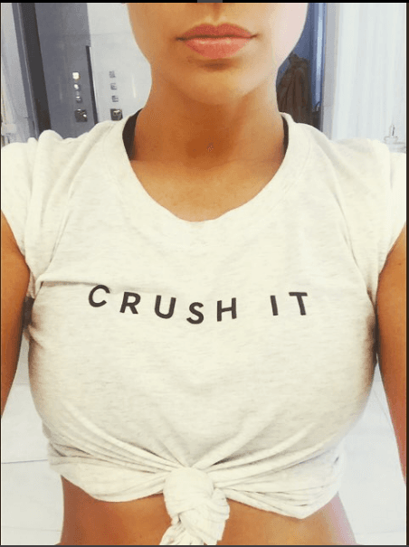 Esta es una toma muy particular, ya que sólo destacan sus labios y su ... mensaje en la playera.