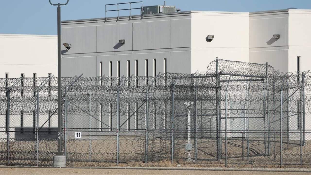 Demandan a ICE por “condiciones inhumanas” en centro de detención de inmigrantes en California