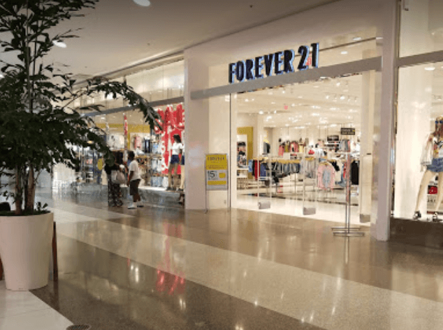 Centro comercial Parkway Plaza en el número 415 Parkway Plaza, local 357, El Cajon, CA 92020.