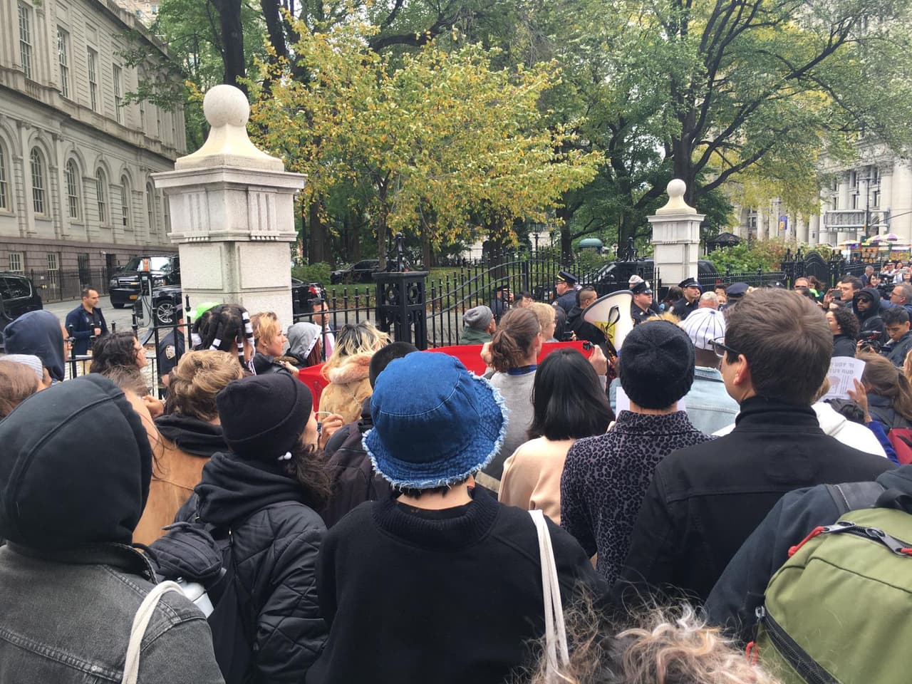 Una gran muchedumbre se reúne frenta a la alcaldía para protestar la contrucción de nuevas cárceles en Nueva York.