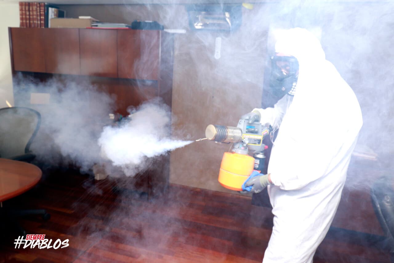 Así se llevan a cabo los protocolos de sanitización en el Estadio Nemesio Diez preparando el regreso del futbol mexicano.