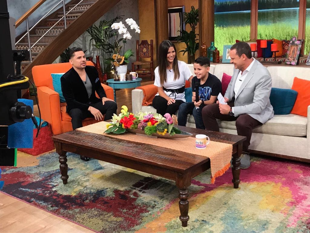 Larry invitó a su hijo Sebastián a platicar con nuestras conductores y presumir su nuevo corte de cabello.