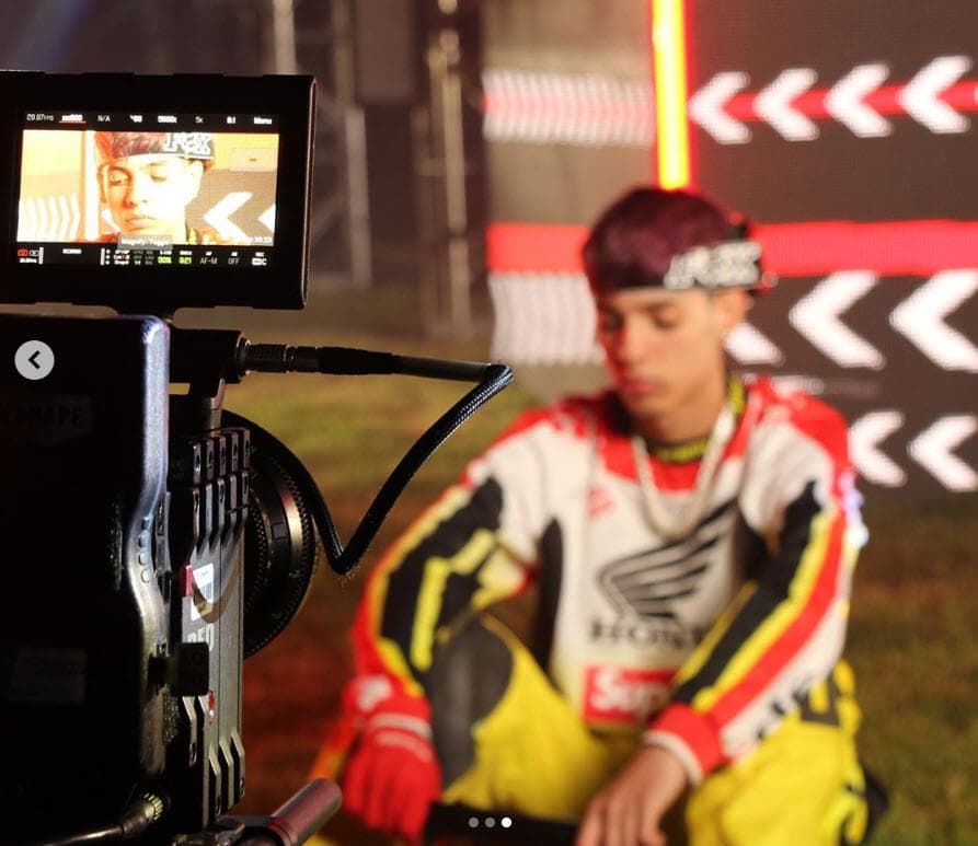 Tras estas declaraciones, se convirtió en el foco de críticas por parte de los fans de Pepe Aguilar. "
<b><a href="https://www.univision.com/famosos/natanael-cano-las-8-frases-que-lo-tienen-en-el-centro-de-la-controversia-fotos" target="_blank">No peleen conmigo</a></b>, porque no pueden ganar", dijo en un video en Instagram, "la corona la trae un niño de 19 años". 
<br>