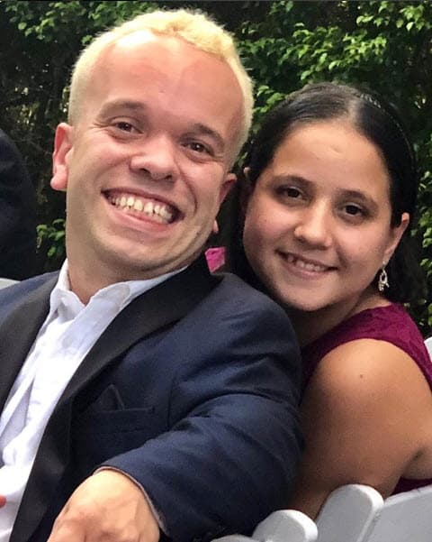 Su sonrisa combina perfecto con su nueva imagen.