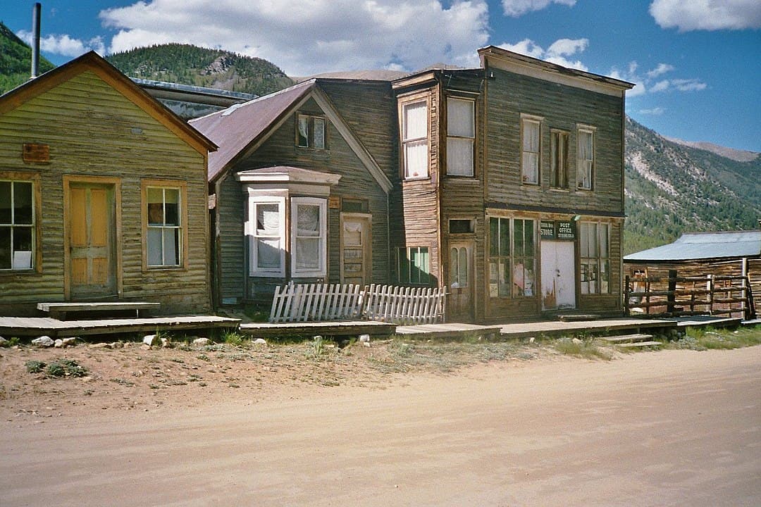 <b>St. Elmo, EEUU. </b>
<a href="https://www.colorado.com/ghost-towns/st-elmo-ghost-town" target="_blank">Originalmente se llamó Forrest City en 1880, Saint Elmo, en Colorado</a>, fue renombrada más tarde. Las minas de oro y plata atrajeron a los mineros haciendo que el pueblo tenga en su apogeo hasta unos 2,000 residentes. Con el cierre del servicio de trenes en 1926,
<b>la ciudad disminuyó su población progresivamente hasta que para 1958 quedó prácticamente vacía.</b>
<b>Es uno de los pueblos fantasmas mejor conservados de EEUU.</b> Ubicado al suroeste de Buena Vista en Chalk Creek Canyon, cuenta con más de 40 edificios entre ellos un salón, cárcel y casas particulares.
<br>
<br>