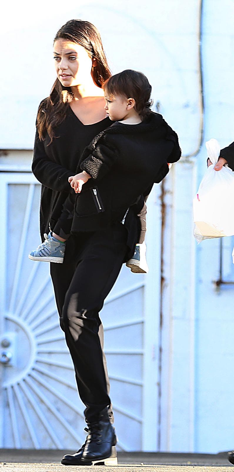 Mila cargaba a su nena, a quien solamente hemos visto en un par de ocasiones.