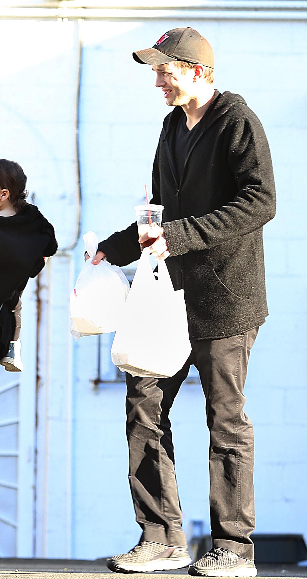 Ashton cargaba con las bolsas de los desayunos de los tres.