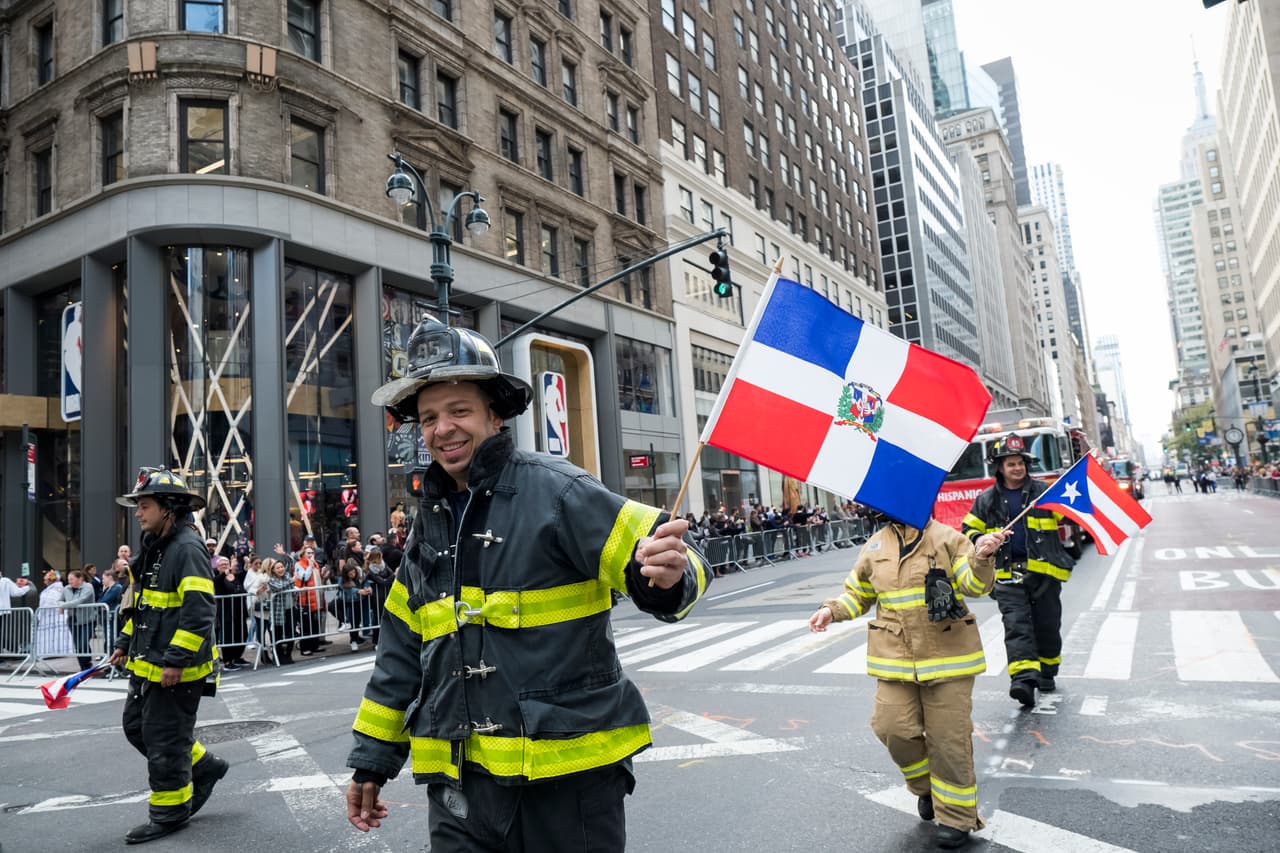 <b>Dominicanos.</b> Son 2,067,000 en Estados Unidos. 18% tiene educación universitaria, 74% son ciudadanos estadounidenses, su promedio de edad es de 30 años y el 27% posee casa propia (el más bajo entre los 15 grupos hispanos más populosos). Tienen un ingreso anual promedio de 43,000 dólares (solo superan a los hondureños).