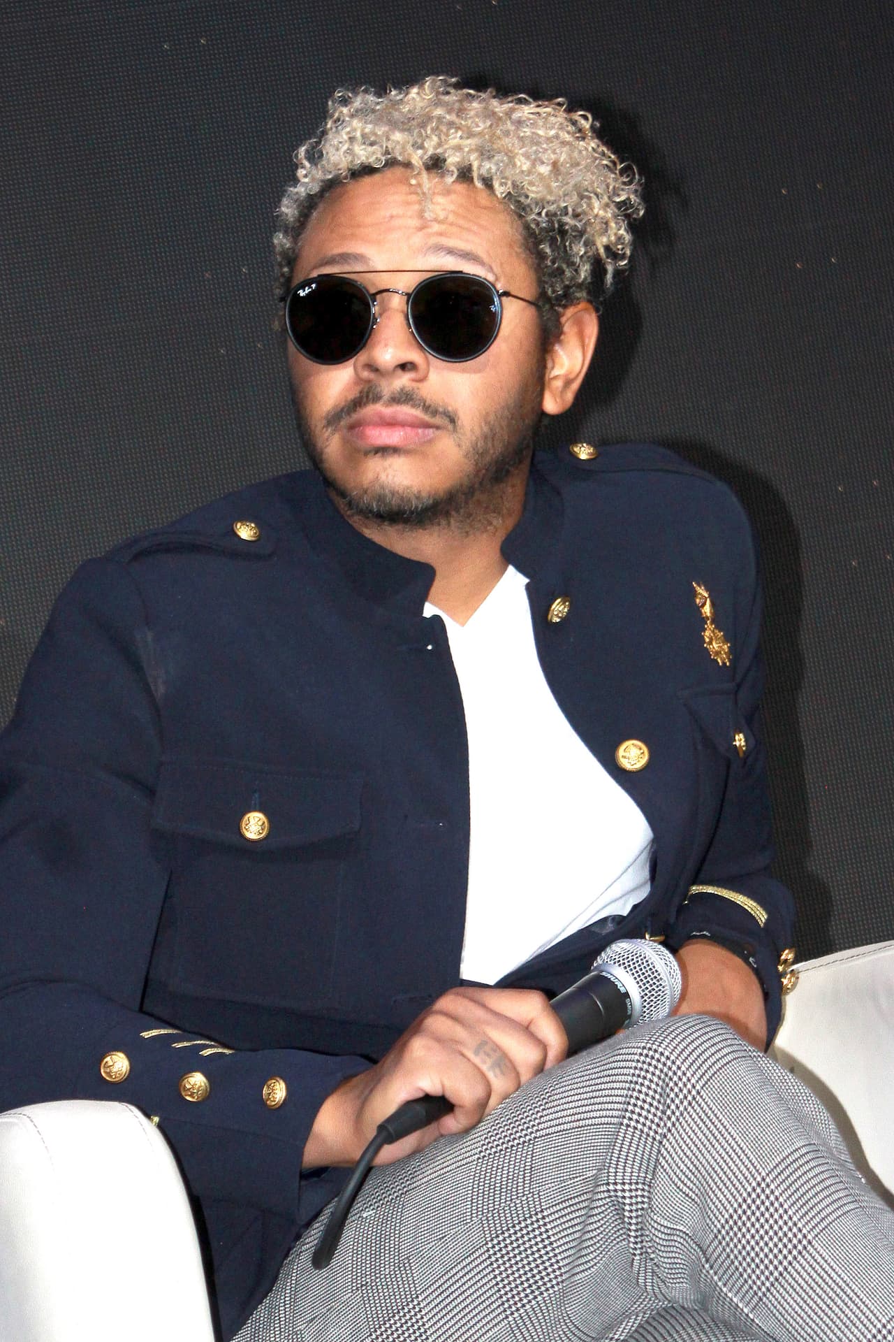 A su arribo, las cámaras del programa ‘Ventaneando’ cuestionaron a los cantantes sobre el tipo de relación que tenían, por lo que el hermano de M’Balia intentó bromear un poco, pero se contuvo.