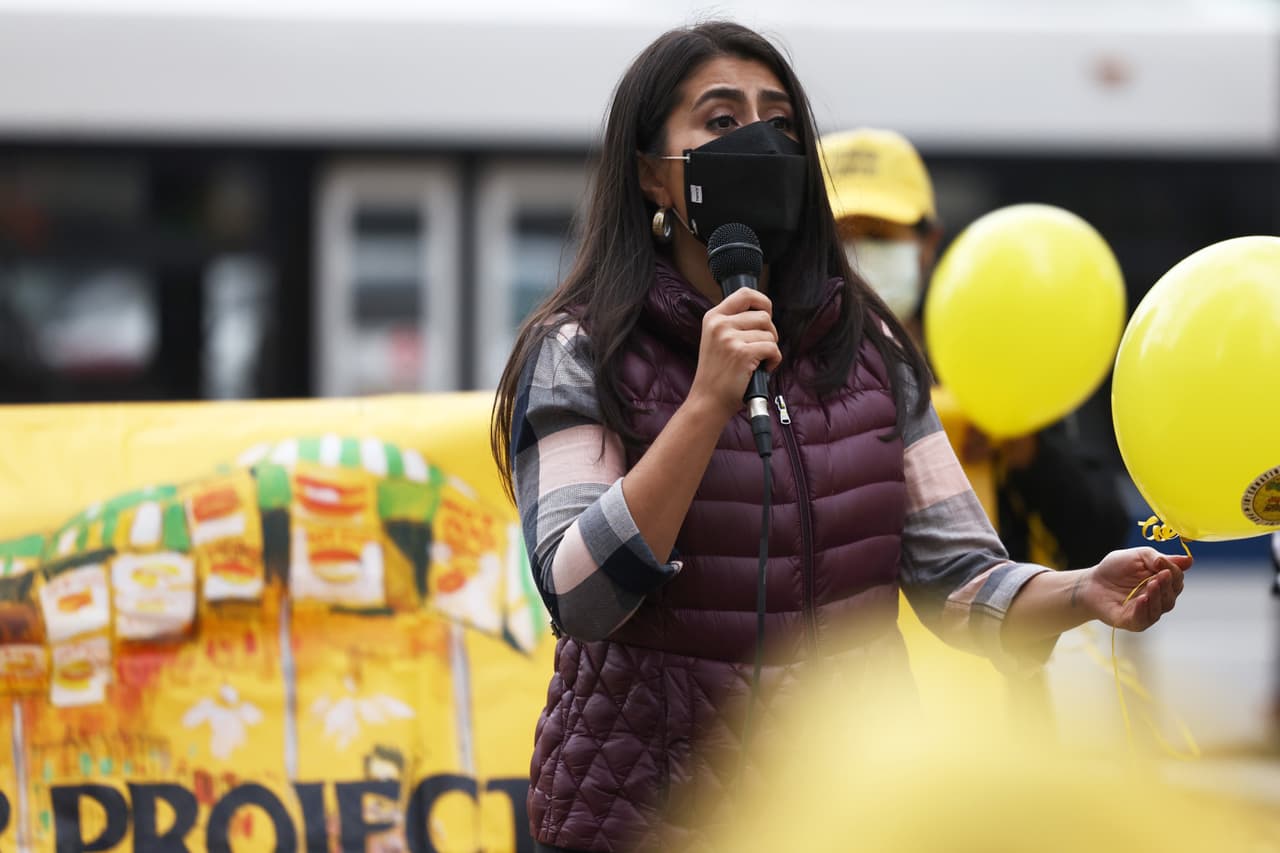 <i>El asesino de George Floyd fue declarado culpable y responsabilizado por nuestro sistema judicial por lo que le vimos hacer, y nuestra lucha no puede detenerse aquí. Nos han arrebatado demasiadas vidas inocentes. Demasiados padres han enterrado a sus hijos y demasiados niños se han quedado sin sus padres.</i>
<br>
<br>
<b>Jessica Ramos, Senadora estatal por Nueva York</b>