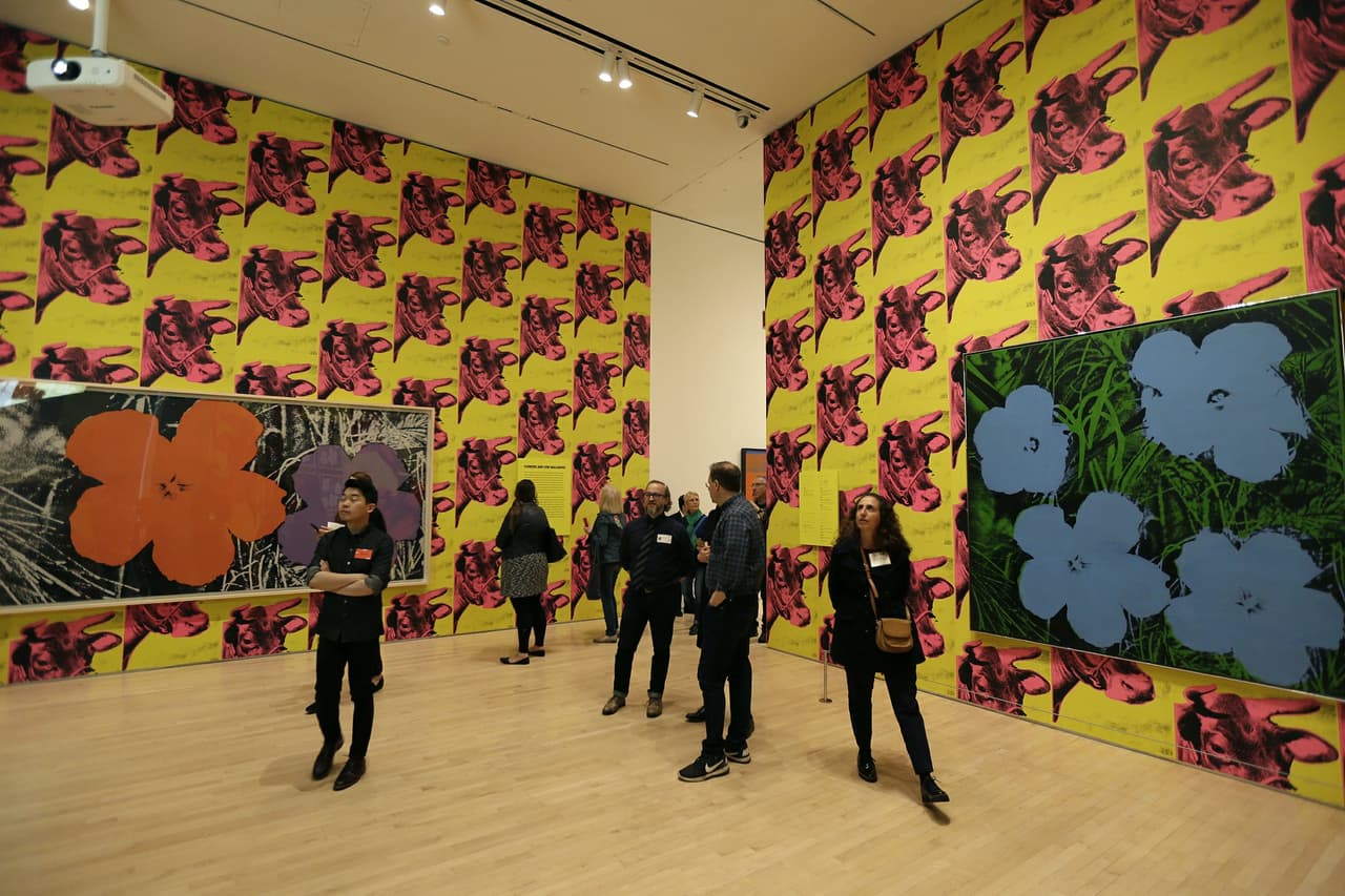 El museo pretende mostrar el trabajo de Andy Warhol a través del lente de las redes sociales y procuraron hacerlo evidente en cada una de las salas. "Cuando caminas por los cuartos, particularmente donde se encuentran los retratos, te das cuenta que están conceptualizados como si se estuviera pensando en Facebook", explica De Salvo.