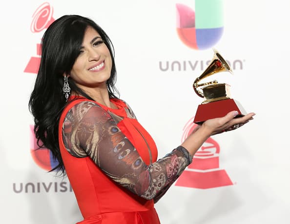 <b>FERNANDA BRUM</b> - Mejor álbum cristiano (en portugués): "Som da minha vida".