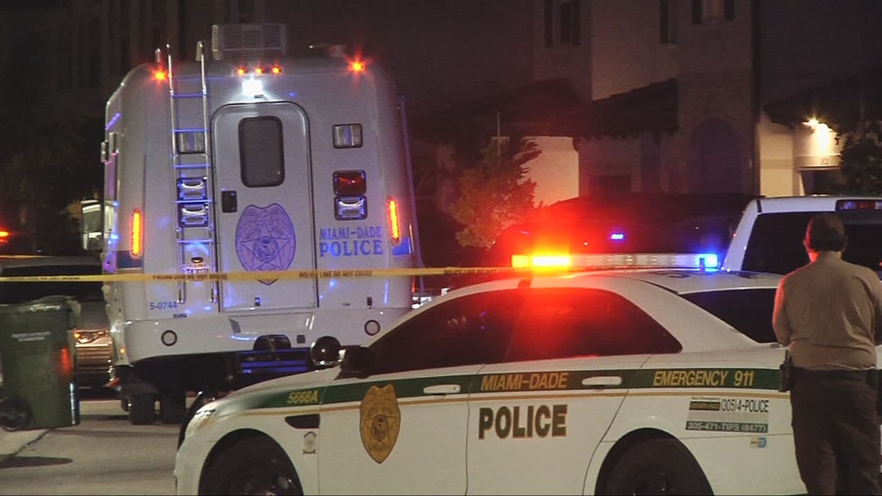 Policía de Miami-Dade hiere a adolescente armado tras robo de un carro