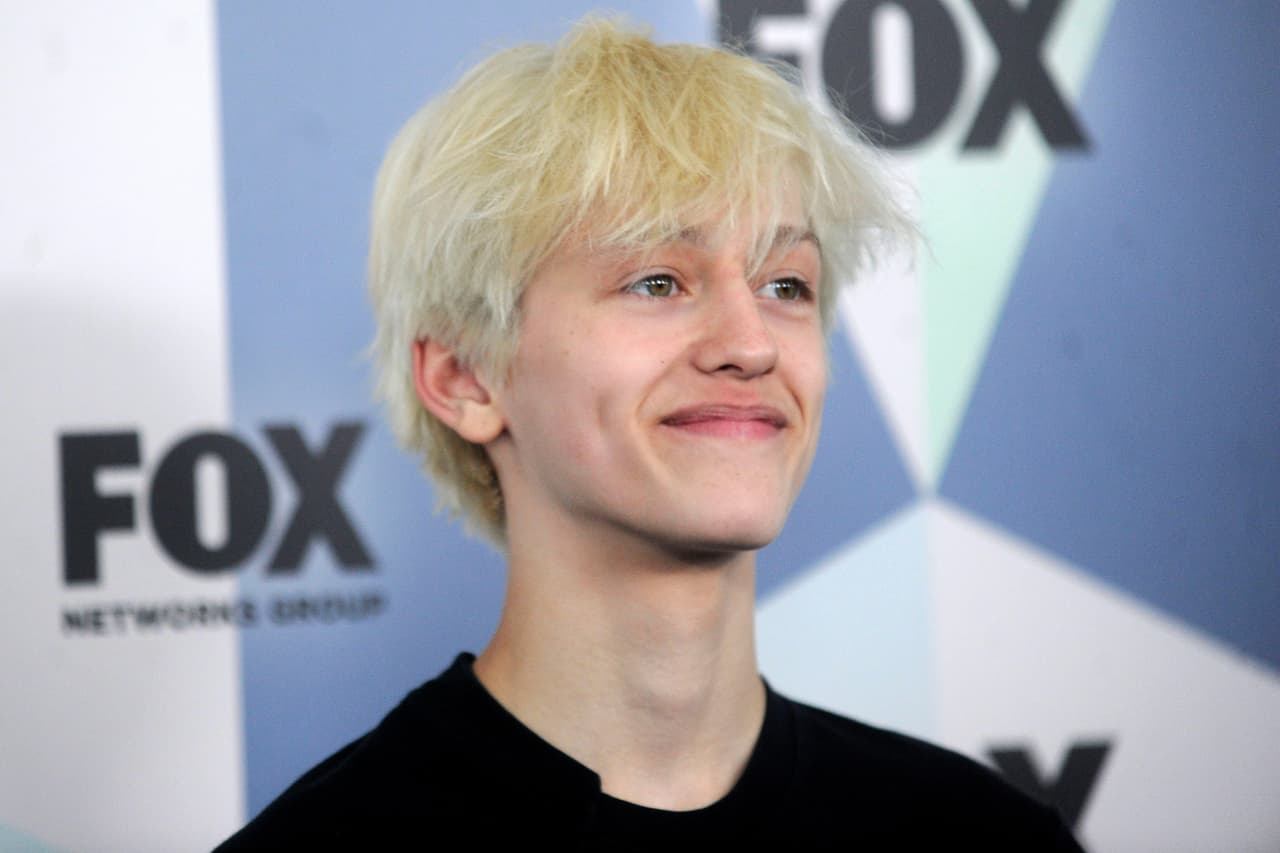 <b>Percy Hynes White</b>
<br>El hsitrion de ‘The Gifted’, ‘Cast No Shadow’, ‘Age of Summer’ y ‘Pretty Hard Cases’, se une a la serie de Netflix como Xavier Thorpe, un artista con un don sobrenatural e hijo de una celebridad que consiguió su fama gracias a sus habilidades psíquicas.
<br>
<br>Disfruta películas y series totalmente gratis en ViX, el mejor servicio de streaming en español.
<a href="https://vix.smart.link/nf1l32vsc?&site_id=univision&creative_id=evergreen&lpurl=https://vix.com/es/canales&cp_1=internal_referral&cp_2=ed_entertainment&cp_3=article&cp_4=0">Mira ahora ViX</a>
<br>