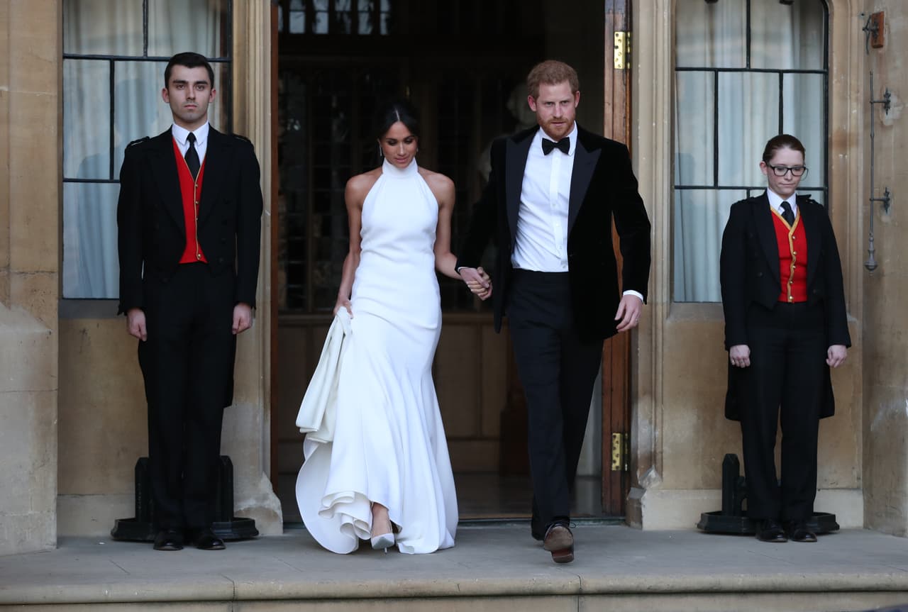 Todo lo contrario a lo que hizo Meghan: dejar sus hombros súper esculpidos al aire y el pelo recogido con un nuevo look y maquillaje que la hicieron lucir increíblemente chic para asistir a 
<b><a href="https://www.univision.com/estilo-de-vida/bodas/lo-que-sabemos-de-la-exclusiva-fiesta-de-la-boda-de-harry-y-meghan" target="_blank">la fiesta privada que se llevó a cabo en Frogmore House.</a></b>