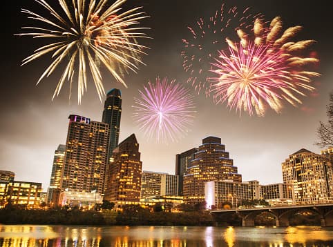 <b>H-E-B Austin Symphony July 4th Concert & Fireworks: </b>A partir de las 8:30 p.m. en Vic Mathias Shores, se llevará a cabo el Austin Symphony número 43 del 4 de julio. La Austin Symphony Orchestra actuará seguida de un espectáculo de fuegos artificiales.