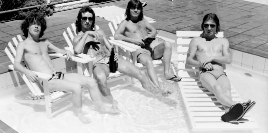 Malcolm Young nació en una familia de ocho hermanos. Su padre era camarero en Escocia y emigró a Australia con sus hijos, quienes mostraron desde pequeños su vena artística.