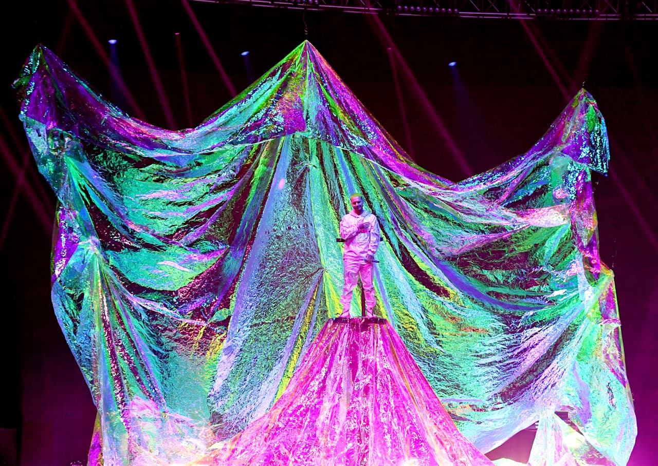 Balvin, quien fue el artista más nominado de la noche, al estar compitiendo en ocho categorías, demostró que es el cantante del momento al llamar robarse la atención de todo el MGM Grand Garden Arena en Las Vegas, Nevada.