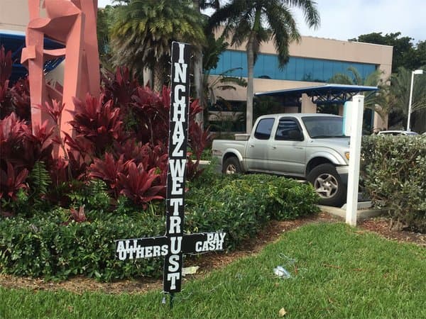 Buscan exhibir cruz satánica en Doral