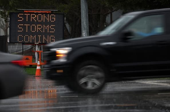 La Patrulla de Caminos de Moorpark informó que varios autos quedaron atascados en la carretera, incluido un camión, el lunes por la noche.
<br>