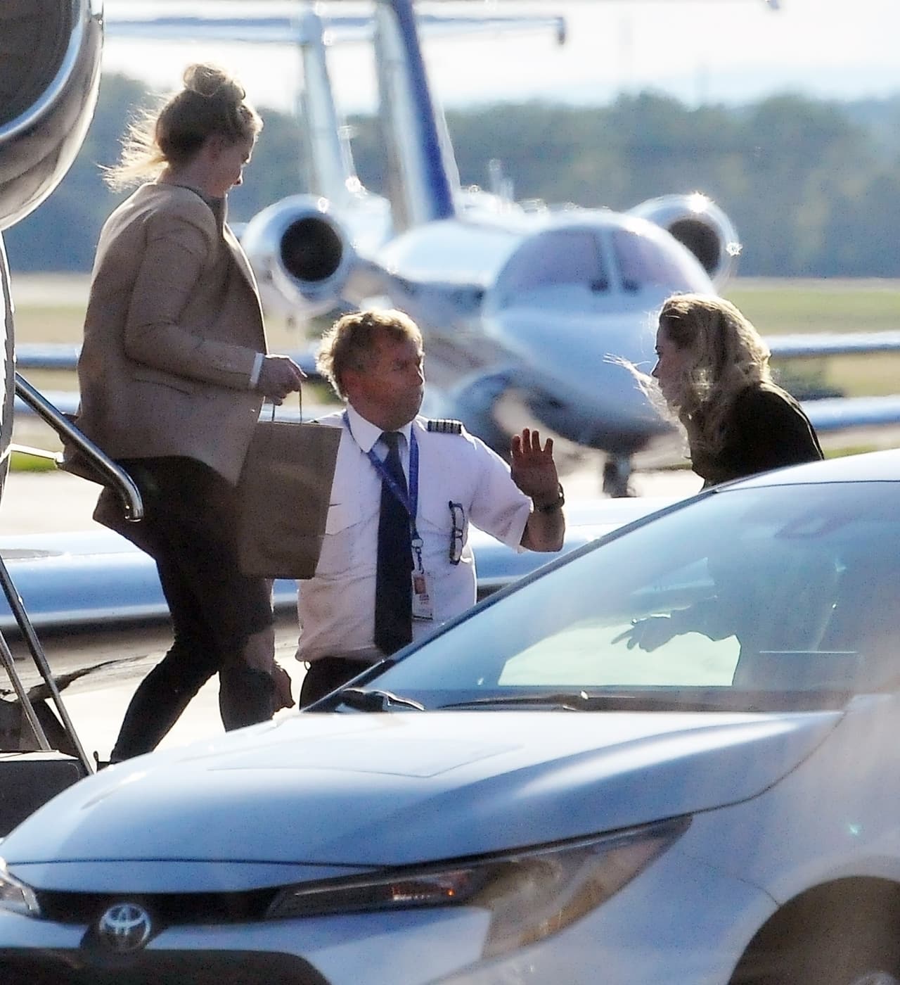 Iba acompañada de su hermana Whitney Henriquez y un asistente.
<br>