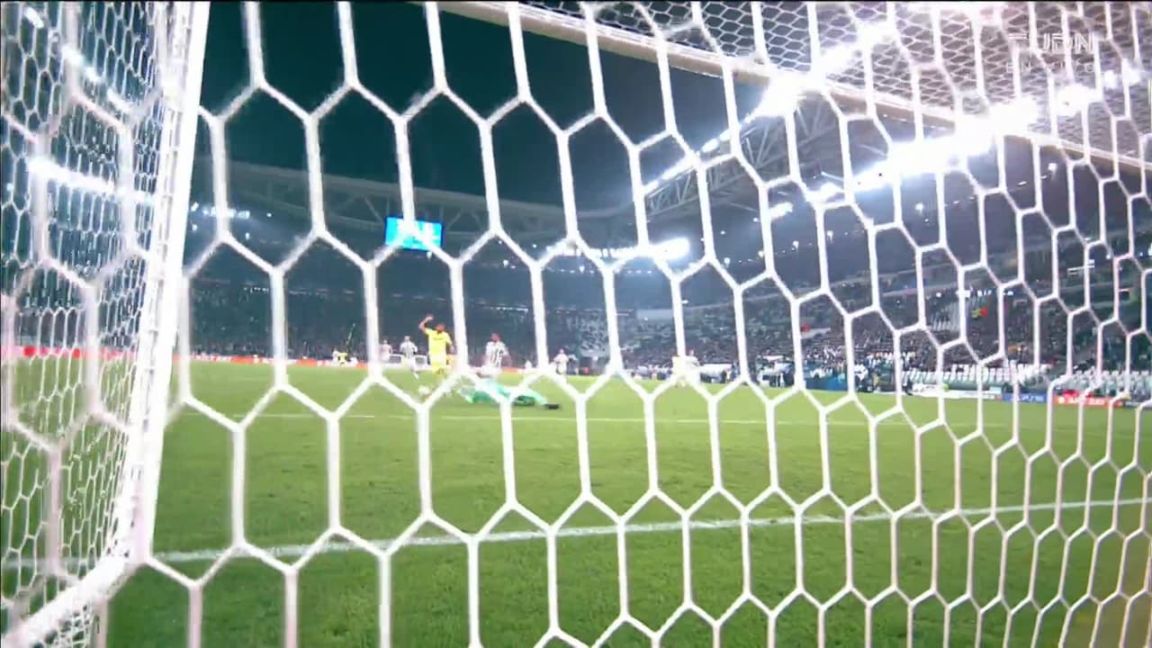 ¡GOL!  anota para Villarreal. Pau Torres