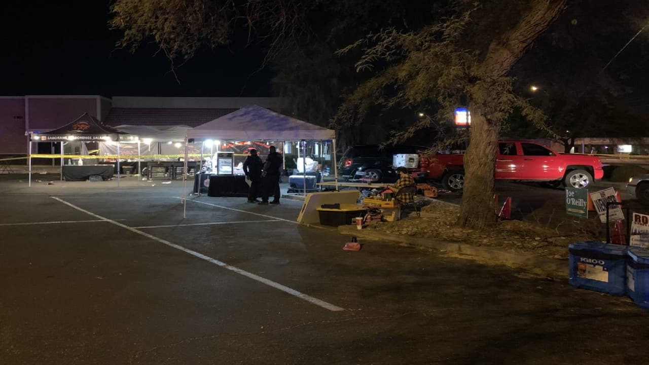 “
<a href="https://www.univision.com/local/arizona-ktvw/esto-se-sabe-del-tiroteo-en-mesa-en-el-que-mataron-a-un-bebe-e-hirieron-a-tres-menores-y-tres-adultos">El viernes por la noche al rededor de las 9:30 un vehículo tipo Kia Soul colór blanco, se paró sobre la calle Guadalupe y comenzó a dispara</a>r ”, explica Ken Cost, jefe policía de Mesa. En total fueron 7 heridos; el pequeño Sebastián de un año, otros tres menores de 6, 9 y 16 años, y tres adultos. 
<br>