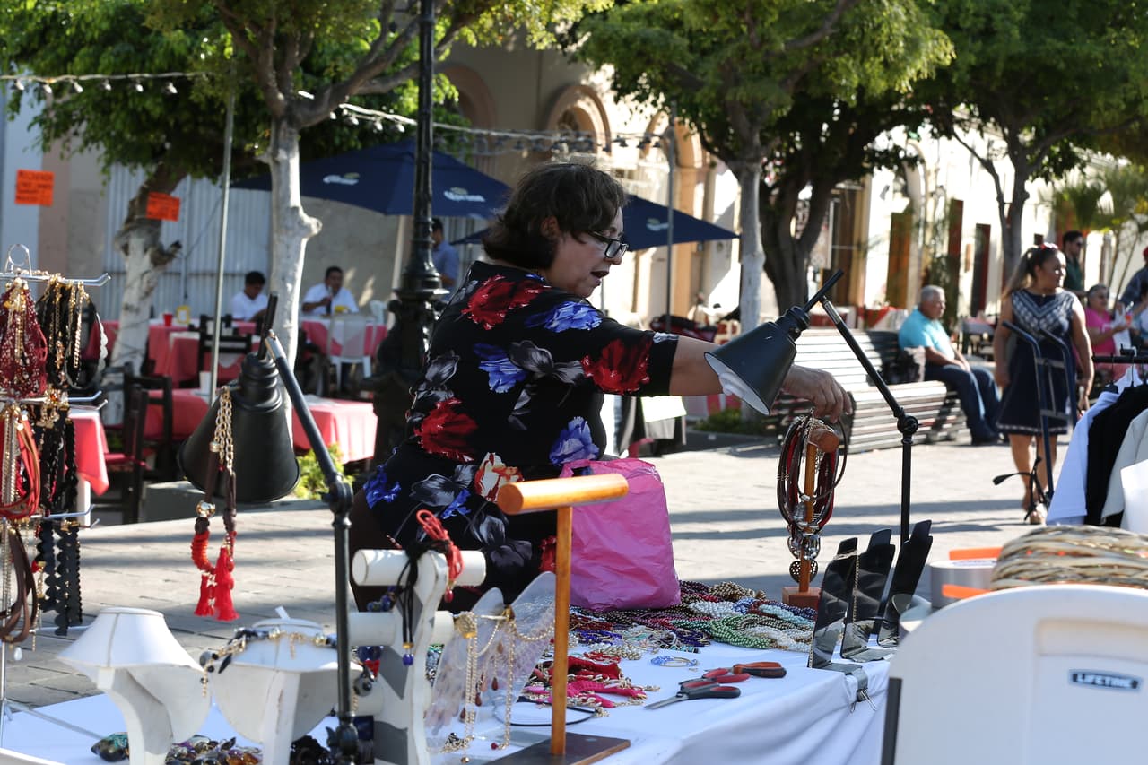 En la Plazuela Machado los comerciantes venden joyería y bisutería.