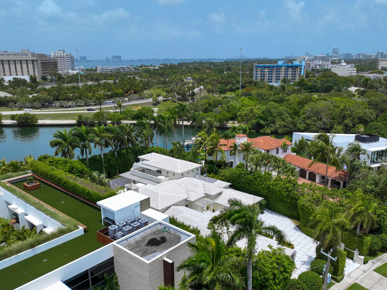 Por ejemplo, agregó tres habitaciones y ahora la mansión tiene cierto aire a su herencia libanesa. 
<br>