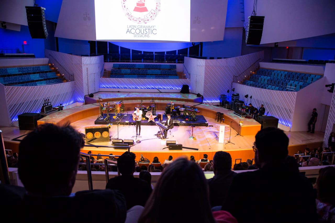 Él, interpreto su tan popular canción 'Bajo El Agua'.