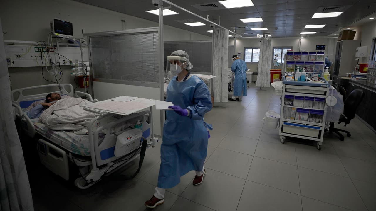 Autoridades de salud han registrado unos 400,000 contagios desde el 1 de enero y este sábado se confirmaron 66 fallecidos en solo un día. El condado se prepara para la posibilidad de más muertes en los próximos días, teniendo en cuenta el incremento acelerado de los contagios por la variante ómicron y la cantidad de personas no vacunas, que son quienes tienen mayor posibilidad de perder la vida. 
<b><a href="https://www.univision.com/noticias/aviso-tsunami-costa-este-volcal-erupcion-pacifico">Más información aquí. </a></b>