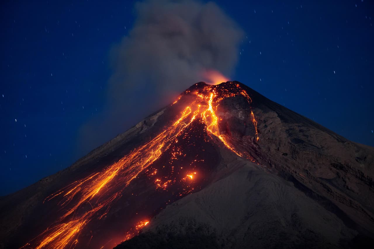 Una vista de la erupción del ‘volcán de fuego’ desde el municipio de Alotenango, al sur de Guatemala.