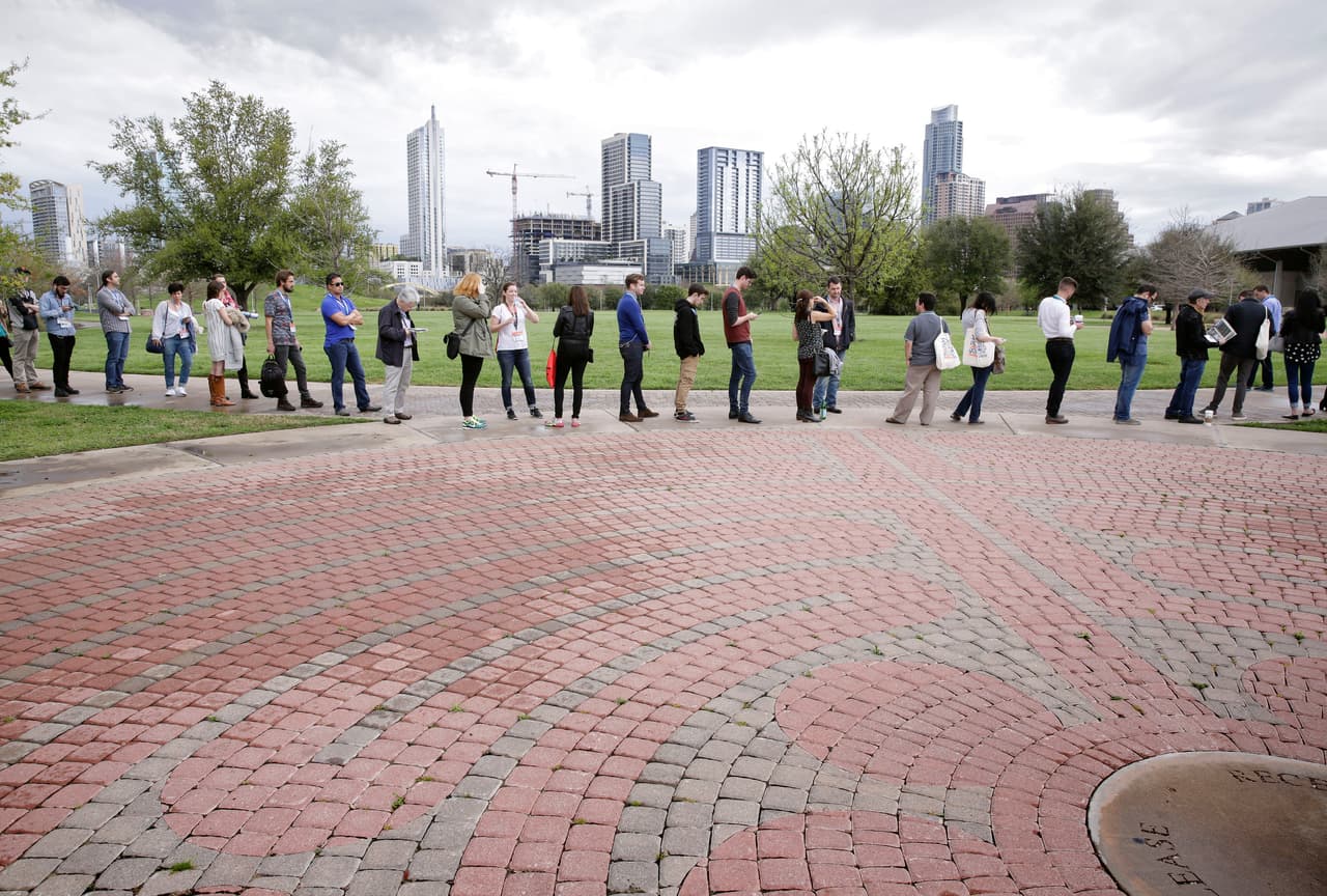 Cientos de personas esperaban en línea previo al panel interactivo del festival South by Southwest en el que se presentaría el presidente acompañado del editor en jefe del diario Texas Tribune, Evan Smith.