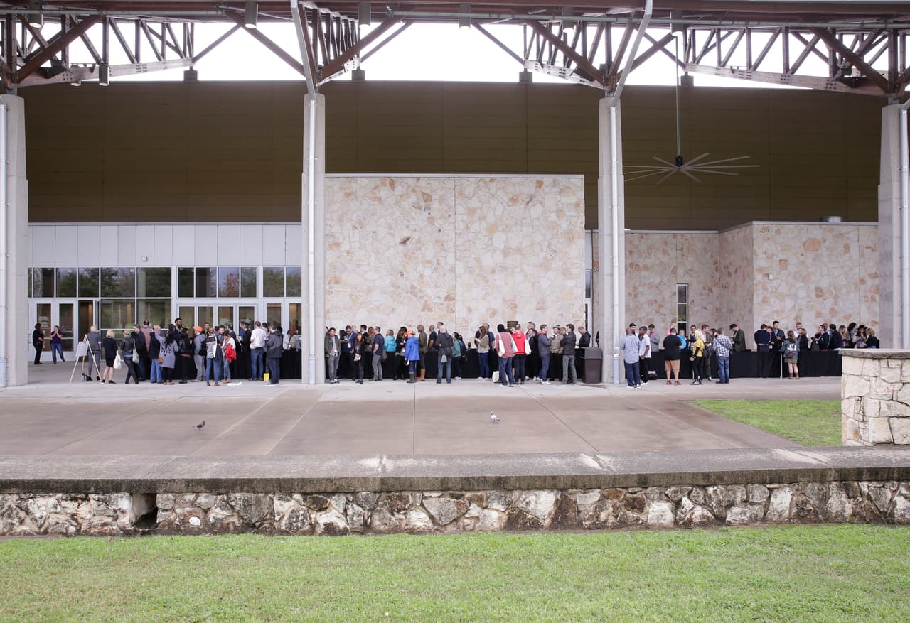 Cientos de personas esperaban en línea previo al panel interactivo del festival South by Southwest en el que se presentaría el presidente acompañado del editor en jefe del diario Texas Tribune, Evan Smith.