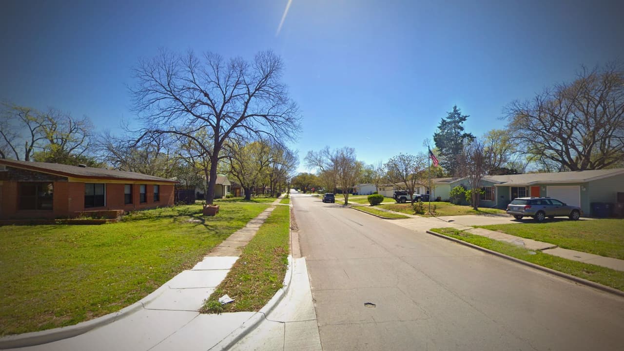 Una mujer mayor y su perro mueren tras incendio en una casa rodante en el este de Dallas