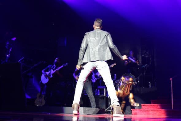 El Rey de la Bachata tuvo casa llena en el Toyota Center este miércoles, ve aquí las mejores imágenes de la noche.