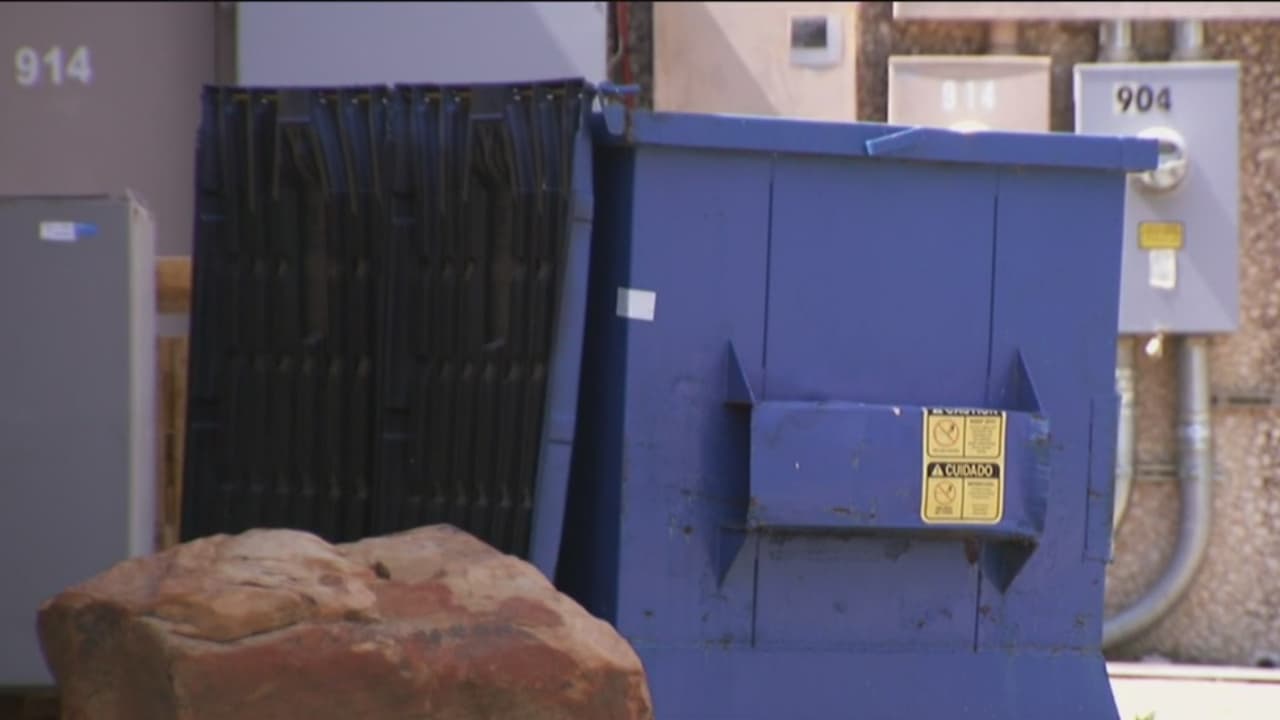 Un bebé fue abandonado en un basurero poco después de nacer en un restaurante de Texas